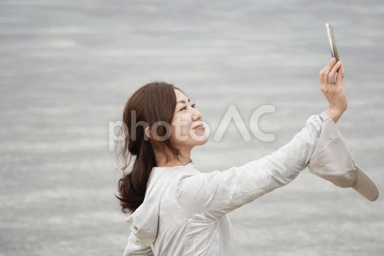 自撮りをする女性 人物,女性,自撮りの写真素材