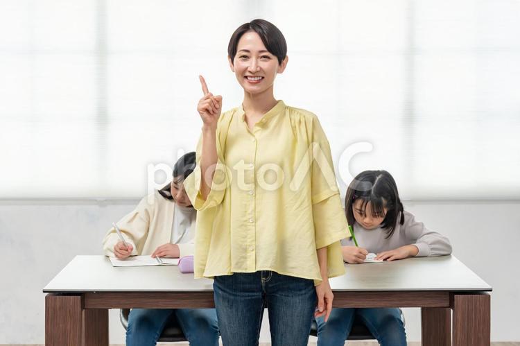 勉強を教える女性 宿題,勉強,家庭教師の写真素材