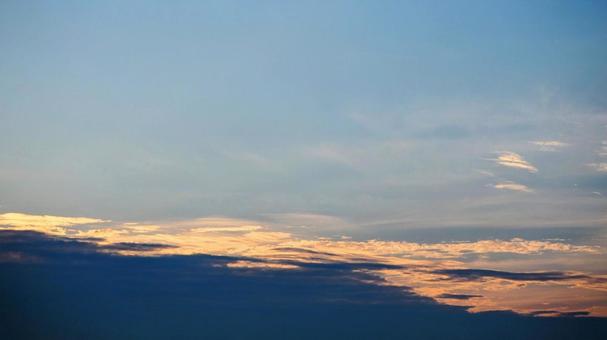夏の夕空・淡いオレンジの雲 夏の夕空・淡いオレンジの雲 真夏,夕空,夏の空の写真素材