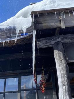 屋根に積もった雪 屋根に積もった雪の写真