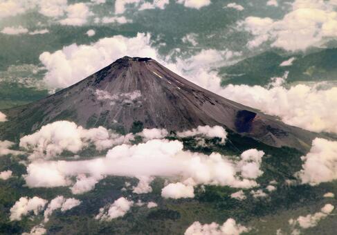 上から見る夏の富士山 富士山,夏,飛行機の窓の写真素材