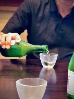 一杯やる男性と冷酒 一杯やる男性と冷酒 冷酒,お酒,おちょこの写真素材