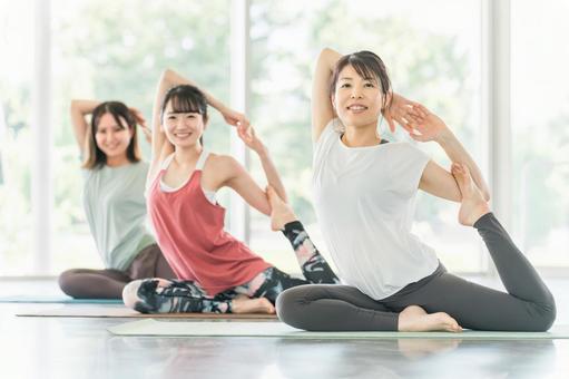 スタジオでヨガ・ピラティスをする女性達 スタジオでヨガ・ピラティスをする女性達 ヨガ,女性,ヨガ教室の写真素材