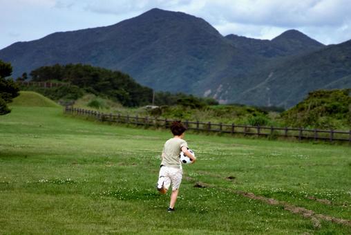 <素材>公園で元気にサッカーをする男の子 <素材>公園で元気にサッカーをする男の子 子供,男性,人物の写真素材