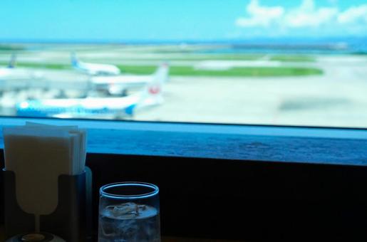 カフェから見た夏の雲 カフェから見た夏の雲 空港,カフェ,コップの写真素材