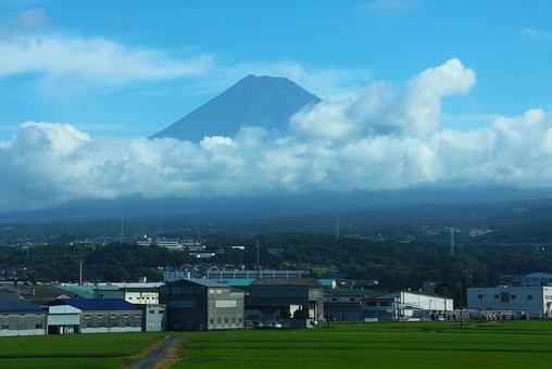 7月下旬の新幹線からの夏の富士山 7月下旬の新幹線からの夏の富士山の写真