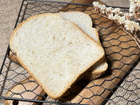 全粒粉入り食パンの写真