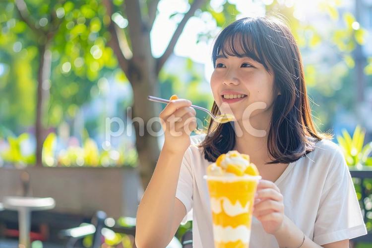 マンゴーパフェを食べる女性 女性,日本人,人物の写真素材