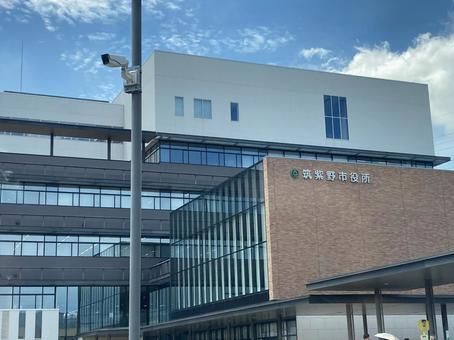 筑紫野市役所 筑紫野市役所 方体型,市街地,晴れた空の写真素材