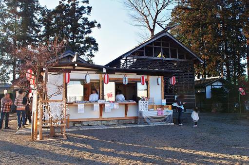 田舎の神社で初詣 初詣,社務所,おみぐしの写真素材