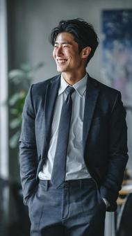 オフィスにいる男性ビジネスマン オフィスにいる男性ビジネスマンの写真