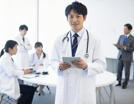 学会に出席する白衣の男性 学会に出席する白衣の男性の写真