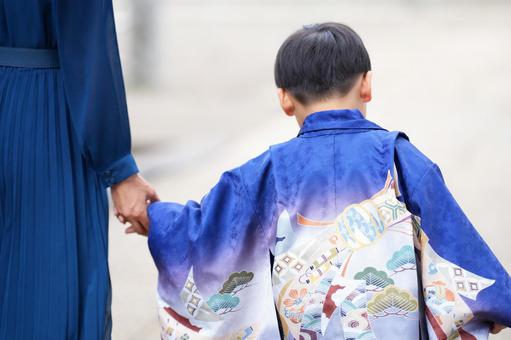 母親と手をつないで歩く男の子の上半身 母親と手をつないで歩く男の子の上半身 七五三,お参り,七五三参りの写真素材