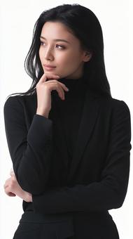 考え込む黒いスーツ姿の女性の写真