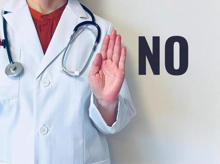 NOと言っている女性医師 ノー,ダメ,女医の写真素材