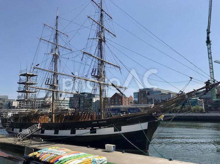 アイルランド、ダブリンの港と近代の移民船 海外,ヨーロッパ,アイルランドの写真素材