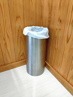 部屋の角のゴミ箱 ゴミ箱,部屋,リビングの写真素材