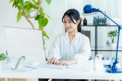 オフィスで働くビジネスウーマン ビジネスウーマン,オフィス,笑顔の写真素材