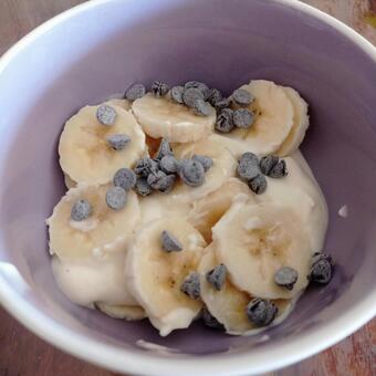 ヘルシー朝食 ギリシアヨーグルト バナナ  バナナヨーグルト,ギリシアヨーグルト,チョコチップの写真素材