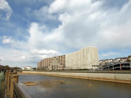 遊水池の向かいで改修中のマンション 遊水池の向かいで改修中のマンション 建物,ビル,マンションの写真素材