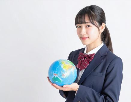 地球のような球体を持った女子生徒 地球のような球体を持った女子生徒の写真