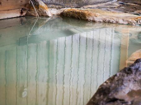 湯船に映る木の壁 湯船に映る木の壁 温泉,湯,風呂の写真素材
