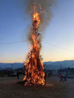 燃えるどんど焼きのやぐら 燃えるどんど焼きのやぐら 冬,火,空の写真素材