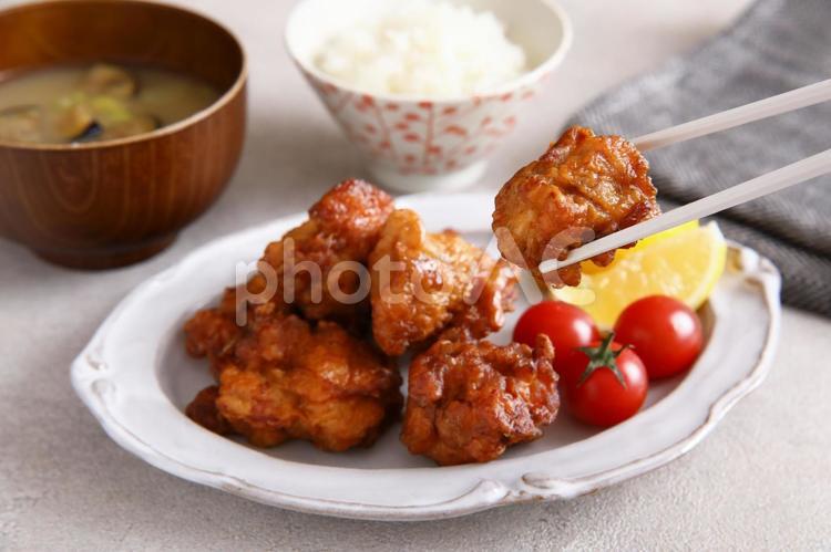 唐揚げ　持ち上げ から揚げ,鶏肉,揚げ物の写真素材