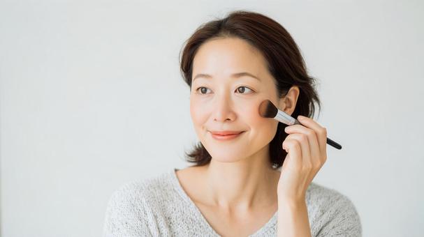 メイクをする美しい日本人女性 メイクをする美しい日本人女性の写真