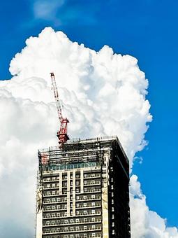 クレーンと高層ビル クレーンと高層ビルの写真