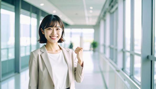 ガッツポーズをする女性 ガッツポーズをする女性の写真