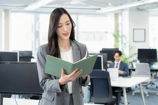 オフィスで仕事をする若いビジネスウーマン オフィスで仕事をする若いビジネスウーマン ビジネス,女性,オフィスの写真素材