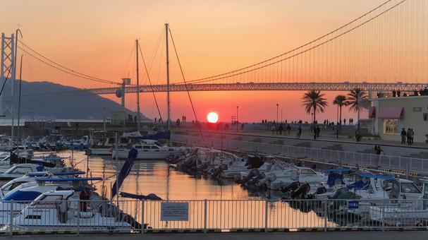 明石海峡大橋に沈む太陽 明石海峡大橋に沈む太陽 夕焼け,幻想的,夕暮れの写真素材