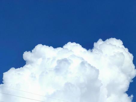 夏空に浮かぶ入道雲 夏空に浮かぶ入道雲の写真