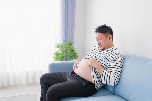 食べ過ぎで肥満体型の男性 食べ過ぎで肥満体型の男性 自粛太り,ショック,若いの写真素材