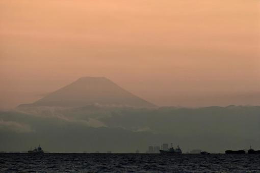 夕焼けに浮かぶ富士山と東京湾のシルエット 夕焼けに浮かぶ富士山と東京湾のシルエットの写真