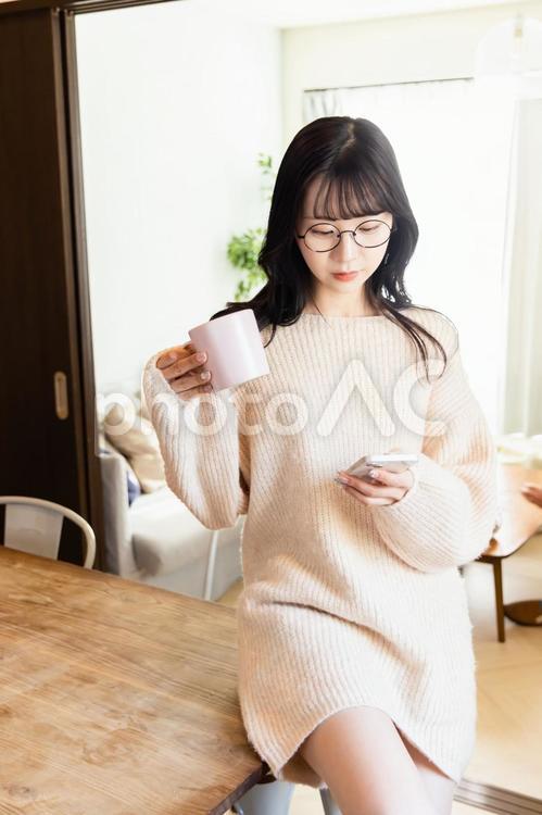 スマートフォン　コーヒー　女性 女性,スマートフォン,コーヒーの写真素材