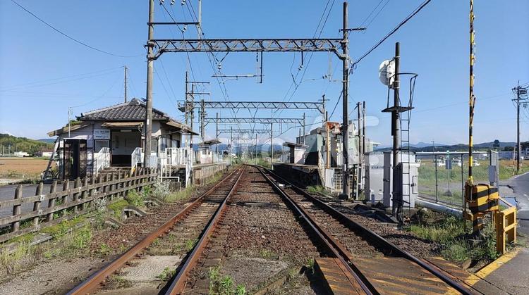 踏切から見る線路と駅 駅舎,風景,町並みの写真素材