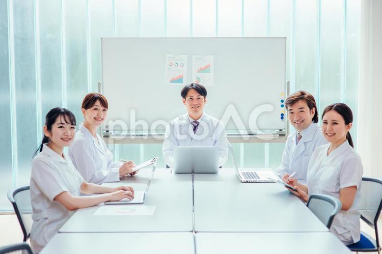 ミーティングする白衣姿の男女 医療,ミーティング,医者の写真素材