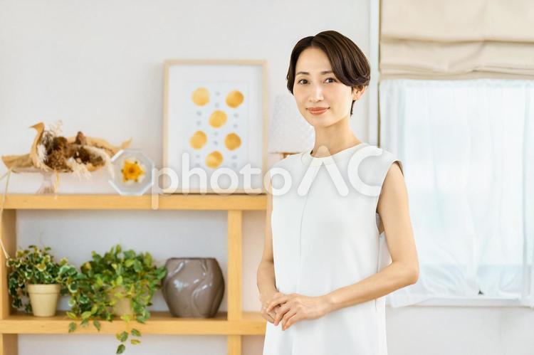 女性　ミドル　主婦　お母さん　夏服 女性,主婦,ミドルの写真素材