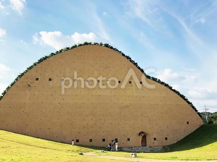 アースカラーが映えるユニークな建築物 モザイクタイルミュージアム,建築,曲線の写真素材
