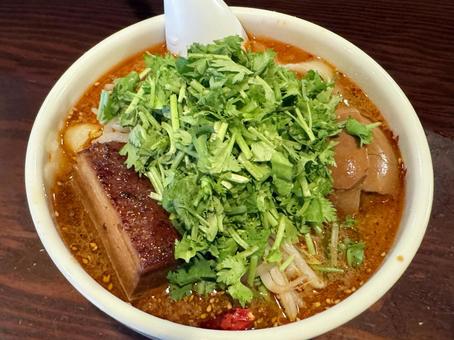 刀削麺 刀削麺 麻辣刀削麺,刀削麺,パクチーの写真素材