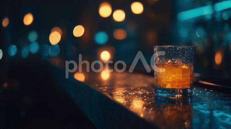 夜のバーとウイスキーのグラス_2 バー,カウンター,グラスの写真素材