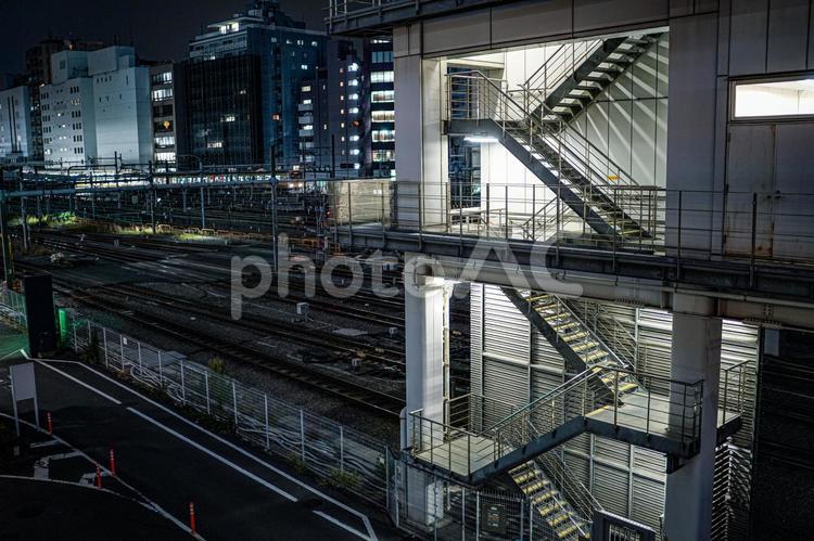 階段と線路の夜景 新宿,階段,線路の写真素材