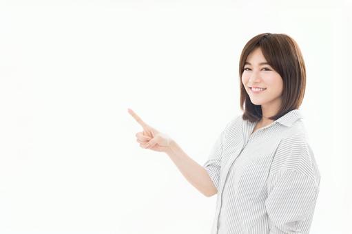 若い女性 指差し 若い女性 指差しの写真