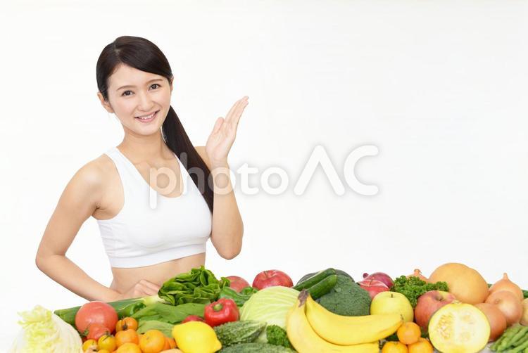 案内する笑顔の女性 女性,野菜,果物の写真素材