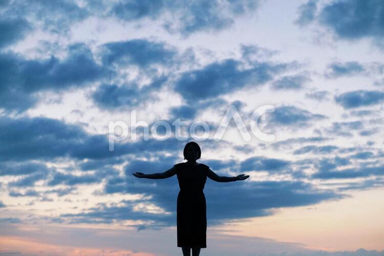 夕日と女の子のシルエット 夕陽,たそがれ,反射の写真素材