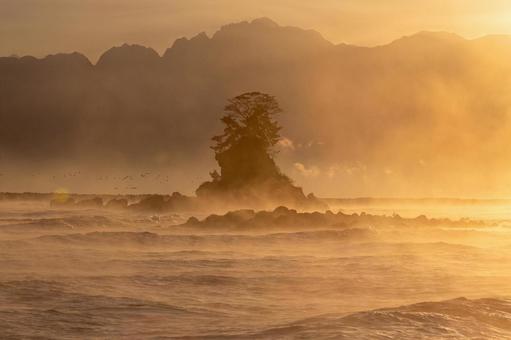 気嵐の海と飛翔する鳥の群れ 絶景,日本の絶景,風景の写真素材