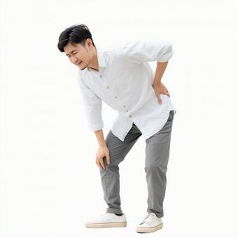 腰を痛めた男性 腰を痛めた男性の写真