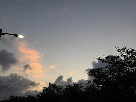 街灯と朝焼けの写真